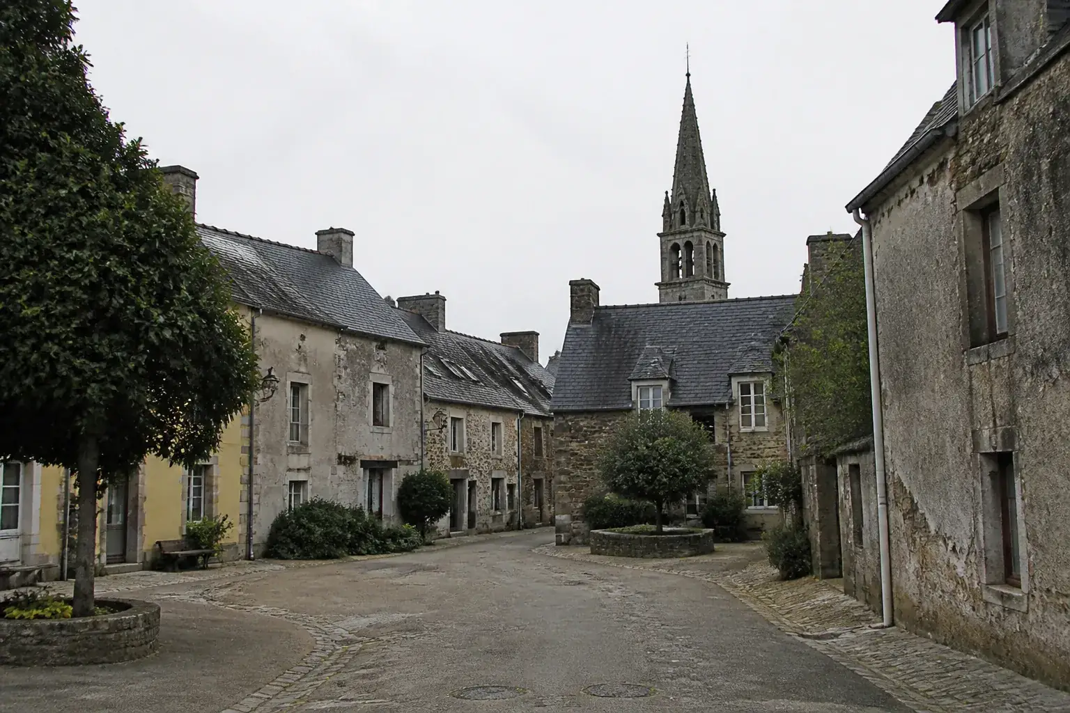 Rue d’un bourg breton de l’intérieur des terres, maisons de pierre et enduits