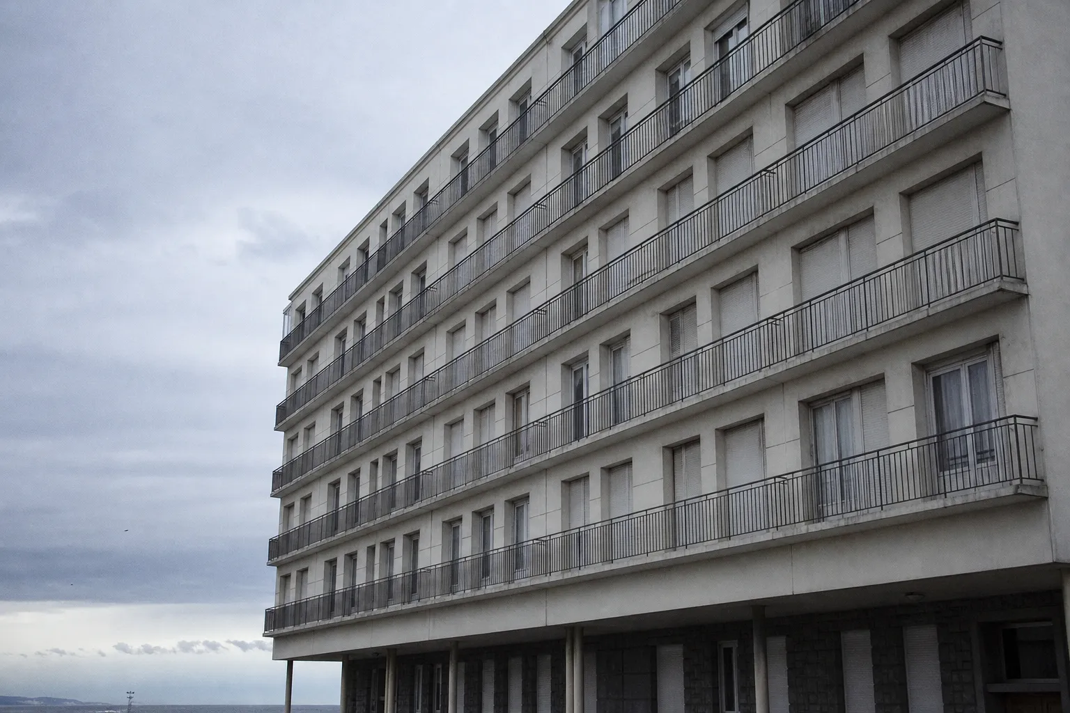 Façade d’immeuble de la Reconstruction lorientaise, travées régulières et enduit clair