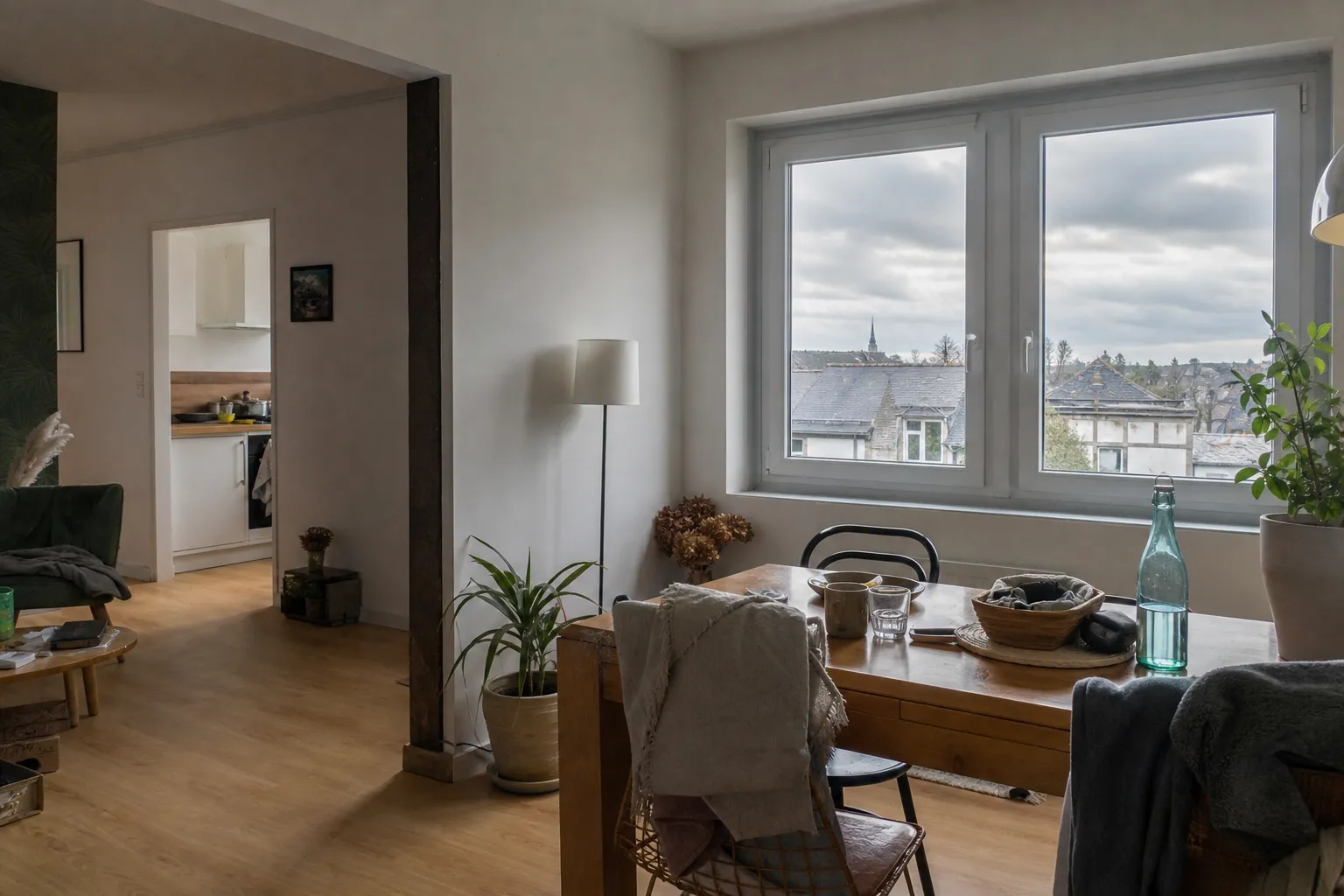 Pièce rénovée éclairée par une lumière d’intérieur breton, fenêtre neuve au fond